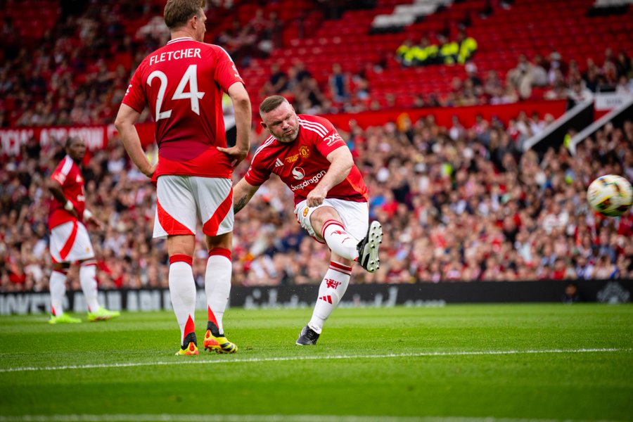 Man United fans want the club to terminate current players contracts after watching their legends play against Celtic at Old Trafford